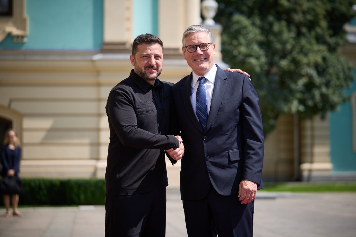 ZelenskyyUa's tweet photo. Сьогодні ми особливо дякуємо Кіру Стармеру – Премʼєр-міністру Британії, з яким ми дуже багато й серйозно працювали зараз, у час повномасштабної війни. Британія завжди була і є з Україною, і ми це надзвичайно цінуємо. Дякую тобі, Кіре, дякую твоїй команді та всім британцям. Нагородив Кіра орденом Свободи за його особисте лідерство та підтримку нашого народу.

З Премʼєр-міністром Стармером у нас були десятки зустрічей, розмов, рішень. Сьогодні вже четвертий візит Кіра в Україну в якості Премʼєр-міністра, загалом було 46 різних наших тільки офіційних зустрічей, розмов. Це щонайменше дві розмови, зустрічі на місяць. Я вдячний за всю надану Україні допомогу за цей час.

Сьогодні ми обговорили з Кіром ключові питання щодо фронту, наших далекобійних операцій та мідлстрайків. Україна досягла в цьому значних успіхів, і ми будемо продовжувати кожен напрям такого тиску на Росію заради припинення війни й досягнення достойного миру. Обовʼязково будемо й надалі координуватись з нашими британськими друзями.
