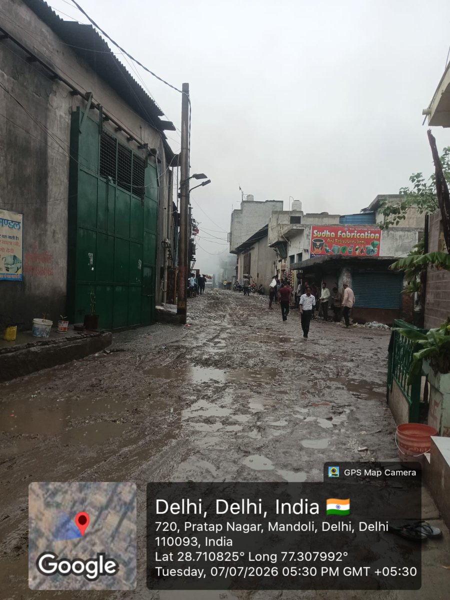 Chandan90073637's tweet photo. @gupta_rekha @ManojTiwariMP  @DMNorthEast1 @MCDdelhi @DelhiPwd @LtGovDelhi @DSIIDC95981579 @IFC_Dpt @MLASurendrakr @dc_snz_mcd @AnandTr90450015                       वार्ड संख्या -238 मंडोली इंडस्ट्रीज एरिया  सड़क की स्थिति कितनी खराब है जल्द से जल्द समस्या का समाधान करें https://t.co/OqHWMKTmts