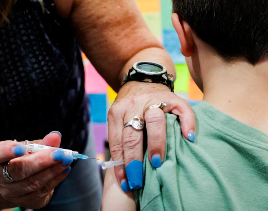 ChristopheGini's tweet photo. 🔴🔴💉 L'administration américaine investit massivement pour trouver un lien entre les vaccins et l'autisme. Une enquête de @Reuters, fondée sur 16 sources internes, révèle comment RFK Jr. a tenté de supprimer les 17 vaccins infantiles obligatoires.

🗃️ Les faits

Selon Reuters, Kennedy a proposé au directeur du @NIH, Jay Bhattacharya (@DrJBhattacharya), de consacrer 5 milliards de dollars, soit plus d'un dixième du budget annuel de l'agence, à rechercher un lien entre vaccins et autisme, hypothèse déjà largement réfutée par la communauté scientifique mondiale. 

Kennedy avait accepté, sous la pression de conseillers de la Maison Blanche craignant un coût politique, de ne plus s'exprimer publiquement sur les vaccins, mais il a continué en coulisses à chercher des preuves de sa théorie.

Il a chargé sa plus proche conseillère, Stefanie Spear (@StefanieSpear), ancienne militante environnementale sans aucune formation scientifique ou de santé publique, de diriger les efforts du ministère pour établir un lien vaccins-autisme. 

Selon plusieurs témoins, elle parle souvent à la place de Kennedy en réunion, même quand il est présent, et les responsables du HHS (@HHSGov: U.S. Department of Health & Human Services) ont reçu instruction de tout faire valider par elle.

En novembre, Kennedy a fait modifier le site du CDC (@CDCgov : Centers for Disease Control & Prevention)  pour retirer l'affirmation qu'il n'existe aucun lien entre vaccins et autisme, inversant plus de dix ans de communication officielle fondée sur des études majeures.

L'objectif initial de Kennedy et Spear, selon trois sources directes, était d'éliminer l'intégralité du calendrier vaccinal infantile portant sur 17 maladies, un projet jugé alarmant y compris par l'ex-commissaire de la FDA (@US_FDA) nommé par Trump lui-même, qui a tenté de l'en dissuader.

Six vaccins sur 17 ont finalement été retirés du calendrier officiel en janvier, sans passer par le panel d'experts habituel. Trump a salué ce nouveau calendrier comme "fondé sur l'étalon-or de la science".

Un juge fédéral a bloqué cette réduction en mars, jugeant également que le comité consultatif vaccinal de Kennedy n'était pas légalement constitué, après qu'il en ait limogé tous les membres pour les remplacer.

Aaron Siri (@AaronSiriSG), avocat militant anti-vaccin sans fonction officielle, a été consulté systématiquement sur chaque changement de politique. Son cabinet gère plus de 400 dossiers d'indemnisation vaccinale en cours, un conflit d'intérêts financier direct avec les recommandations qu'il pousse, selon plusieurs juristes interrogés par Reuters.

Trump rencontre Kennedy tous les deux ou trois mois et lui demande régulièrement où en est la recherche d'un lien avec l'autisme, une obsession que Kennedy interprète comme une direction à poursuivre.

➡️ C'est une politique de santé publique entière qui dérape, pilotée en coulisses par un cercle restreint sans les qualifications ni l'indépendance que la fonction exige.

Une conseillère sans formation médicale qui dicte la doctrine scientifique du ministère, un avocat financièrement intéressé consulté sur chaque décision, un comité d'experts limogé puis remplacé illégalement, et au sommet, un ministre qui interprète chaque question posée en tête-à-tête comme un encouragement à poursuivre : c'est la chaîne complète qui a produit, en un an, le plus grand recul vaccinal américain de l'histoire.

*⃣*⃣*⃣

Suivez-moi pour une analyse quotidienne, documentée et indépendante de l'administration Trump et découvrez 📕 Le Pantin de la Maison Blanche — disponible sur Amazon : https://t.co/0zfkVgMbNB