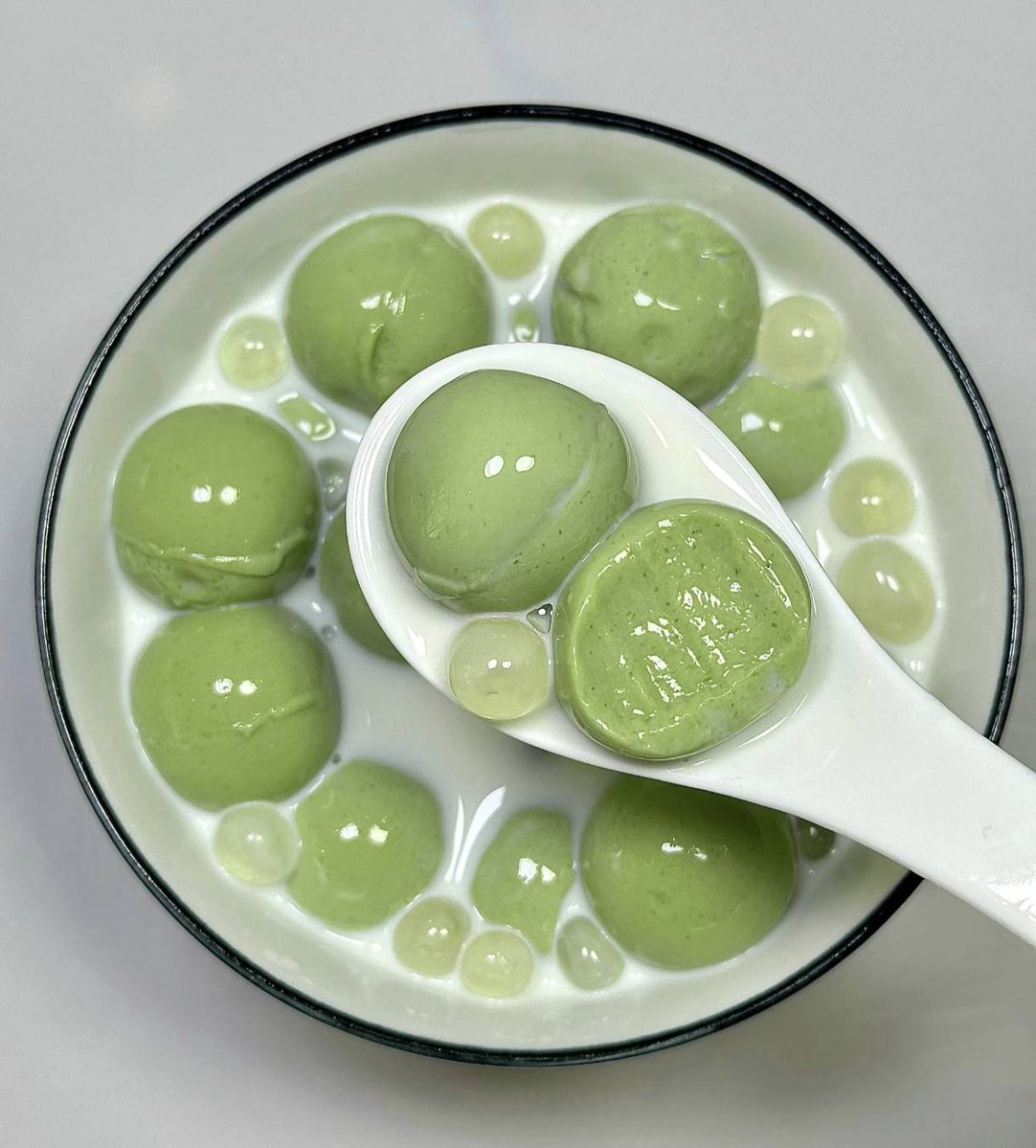 leviathan1819's tweet photo. Just discovered these crispy matcha rice crackers from my snack run!  The perfect balance of earthy matcha and savory crunch—already splitting the pack with my desk crew. Snack win alert! https://t.co/0fABuQdz4X