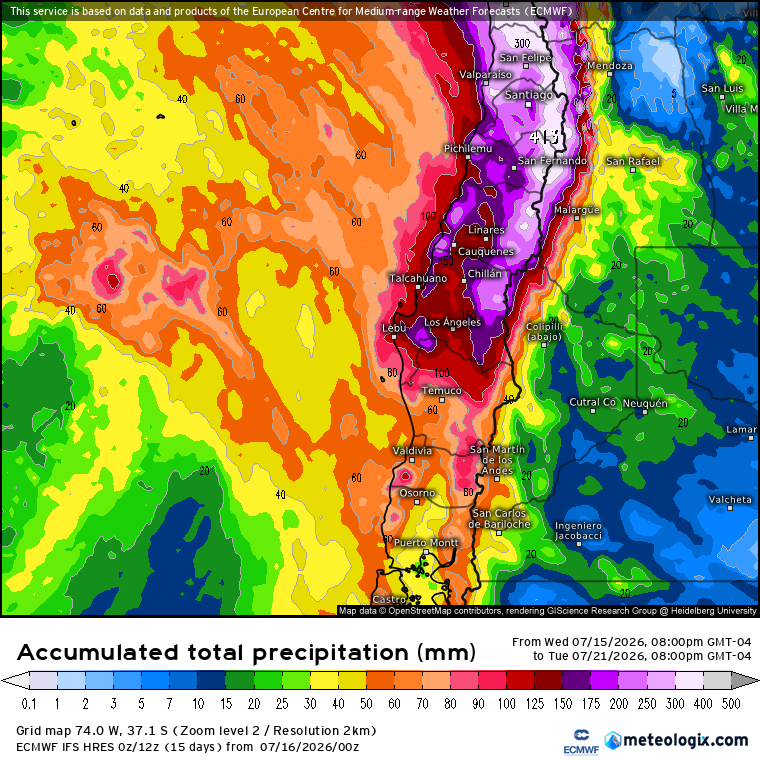 Seba_Quake_WX's tweet photo. ⚠️ ACTUALIZACIÓN METEOROLÓGICA: ANÁLISIS DE ACUMULADOS MÁXIMOS ESTIMADOS (15 AL 21 DE JULIO) 🇨🇱🌧️

La mas reciente actualización del modelo de alta resolución ECMWF (144 horas de proyección) expone un escenario hídrico de máxima cautela para la zona centro-norte, centro y sur de Chile. Los montos proyectados para este periodo de 5-6 días representan una amenaza latente de anegamientos masivos, crecidas de ríos y remociones en masa.

A continuación, se presenta el desglose detallado y zonificado de las proyecciones de agua caída (equivalente líquido) vigentes desde el miércoles 15 de julio hasta el martes 21 de julio de 2026 (20:00 h):

🗺️ 1. Los "Peaks" Críticos del Ensamble (Zonas de Peligro Extremo)

El modelo europeo ha concentrado sus máximos absolutos de precipitación en las laderas cordilleranas de la zona central, donde el forzamiento del relieve actuará como un multiplicador de la descarga:

Cordillera de Valparaíso / Metropolitana: Se modela un máximo extraordinario de 550 mm de agua equivalente. Esta cifra representa un riesgo aluvional crítico para las cuencas de los ríos Aconcagua y Mapocho/Maipo si la isoterma cero se mantiene elevada durante los pulsos más cálidos.

Cordillera de O'Higgins (Sector San Fernando): La simulación proyecta un acumulado máximo de 413 mm en alta montaña. Toda el agua que no se solidifique como nieve drenará rápidamente hacia el valle de Colchagua.

📍 2. Proyección de Agua Caída por Regiones (Hasta el 21 de Julio)

🟢 Región de Atacama (Extremo Sur)

Valles y Costa (Vallenar): Rango de 20 a 50 mm.

Precordillera/Cordillera: Acumulados locales que podrían alcanzar de 80 a 100 mm.

Factor de Cautela: Suelos áridos con nula capacidad de infiltración; riesgo inminente de activación de quebradas normalmente secas.

🟡 Región de Coquimbo

Litoral y Valle: Acumulados generalizados de 80 a 250 mm.

Precordillera y Altas Cumbres: Rango firme de 150 a 300 mm.

🔴 Región de Valparaíso y Metropolitana

Costa e Interior (Santiago, Melipilla, Valparaíso): Rango muy severo de 150 a 300 mm acumulados en el plan.

Cordillera: Máximo de 550 mm

Factor de Cautela: El colapso del sistema de evacuación de aguas lluvias en el Gran Santiago y el plan de Viña del Mar/Valparaíso es altamente probable bajo este volumen de agua.

🔴 Regiones de O'Higgins, Maule y Ñuble

Litoral e Interiores: Rango de 150 a 250 mm, con sectores locales superando los 300 mm.

Zonas de Montaña: Registros de 300 a 420 mm de acumulación total.

🟠 Regiones de Biobío y La Araucanía

Sectores de Valle y Costa: Rango de 100 a 200 mm.

Laderas Cordilleranas: Potencial de 200 a 250 mm.

🟡 Regiones de Los Ríos y Los Lagos

Tramo Valdivia a Puerto Montt: El sistema comenzará a declinar de forma paulatina en estas latitudes, proyectando acumulados de 60 a 100 mm, disminuyendo notablemente hacia Castro.

⚠️ 3. Factores de Riesgo e Instrucciones de Autocuidado

Suelos Saturados: Gran parte del centro-sur no tiene capacidad para absorber más agua. Cualquier lluvia moderada a intensa provocará escurrimiento superficial inmediato (escorrentía del 100%).

Efecto de la Isoterma Cero: Monitoree constantemente los informes locales. Si los pulsos frontales ingresan con temperaturas cálidas en la media montaña, la lluvia líquida lavará la nieve previa, aumentando de manera repentina los caudales de los ríos principales.

Evacuación Preventiva: Si reside en zonas de ladera, quebradas activas o márgenes de ríos desde Coquimbo hasta el Biobío, prepare su kit de emergencia familiar y respete de inmediato las alertas SAE o instrucciones de evacuación emitidas por SENAPRED.
-
-
#SistemaFrontal #MeteoChile #AlertaExtrema #ECMWF #Temporal