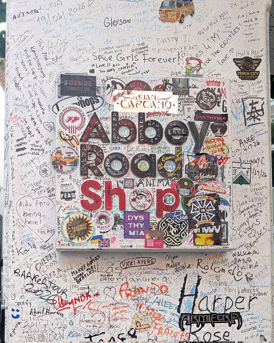 ANOTHERSKY_NTV's tweet photo. ロンドンを訪れた #佐藤勝利 さん✈️✨

ザ・ビートルズのアルバム『Abbey Road』のジャケット写真でおなじみの横断歩道へ🚥🏃‍♀️

今回は、聖地となっている横断歩道で10年越しに記念撮影を📸✌️

#アナザースカイ  #ロンドン #timelesz @OVTT_official https://t.co/ly2re75c9t