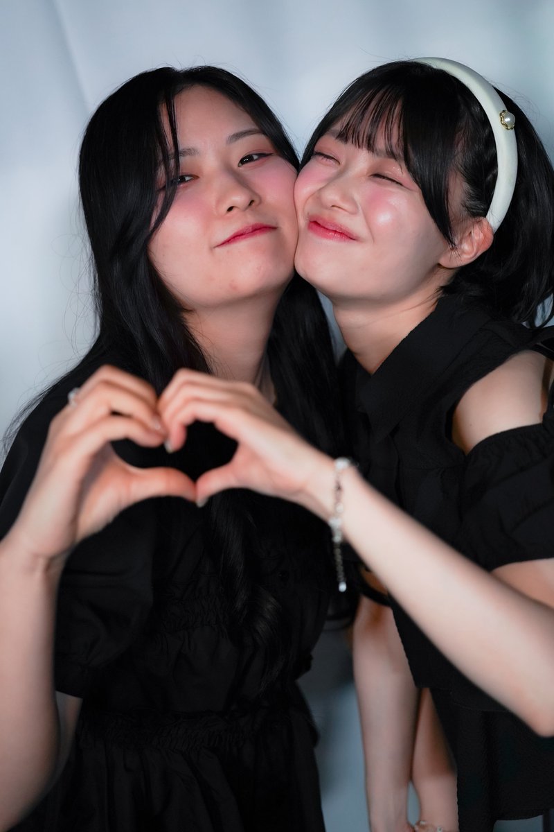 nonchasmile's tweet photo. ハート作ってない方の手、ずっと繋いでるのかわいい🥰

#九州女子翼 #花音ちゃんの笑顔守り隊 #いーのんふぉと https://t.co/uVVzRVBsnd