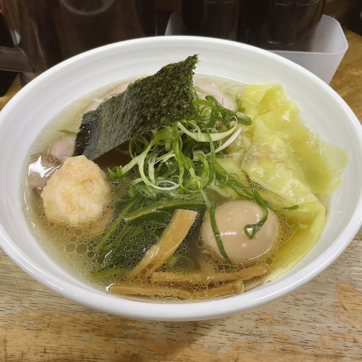 marchin_7's tweet photo. かなり久々の豊中麺哲さん🍜
肉醤油に煮玉子トッピング
御馳走様でした😋😋😋
#豊中麺哲 #肉醤油 https://t.co/hC4sWAVOTL