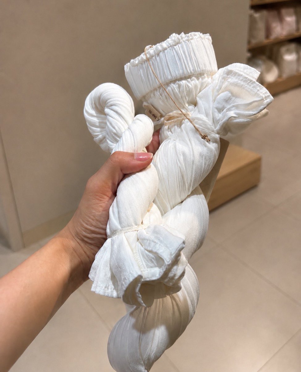 Eveniffen's tweet photo. 下半身太りで悩んでる人、無印のこの「縄」を素通りしないで❌❌❌❌❌❌❌❌

日本の無印で最初、ひもで縛られた見た目が本当に縄っぽくて、服だと分からず一度通り過ぎた。でも結論、これは広げて試着してほしい。

「婦人 不揃い楊柳 イージースカートパンツ」4,990円。縦のシワがふわっと落ちて腰と脚のラインを拾いにくく、スカート見えするのに実はワイドパンツ。ウエスト総ゴムでトイレも普通にラク、私は2枚買った。

ただシワは洗濯で弱くなるから、乾かしてねじって保管。みんなは下半身カバーで何履いてる？