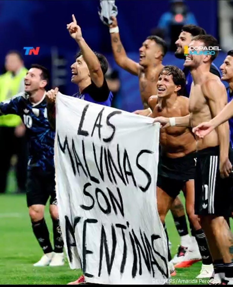 TendenciasCheck's tweet photo. "Malvinas"

Los jugadores de la Selección argentina mostraron en el campo de juego una bandera con la frase “Las Malvinas son argentinas” tras vencer a Inglaterra en la semifinal del Mundial 2026. El gesto volvió a circular este jueves por la reacción del presidente Javier Milei.

El mandatario dijo que la FIFA podría investigar el mensaje por su connotación política y que, en el peor de los casos, la Argentina recibiría una sanción de hasta US$30.000. Milei sostuvo que el reclamo por las islas es un sentimiento válido y que la recuperación debe buscarse por la vía diplomática.