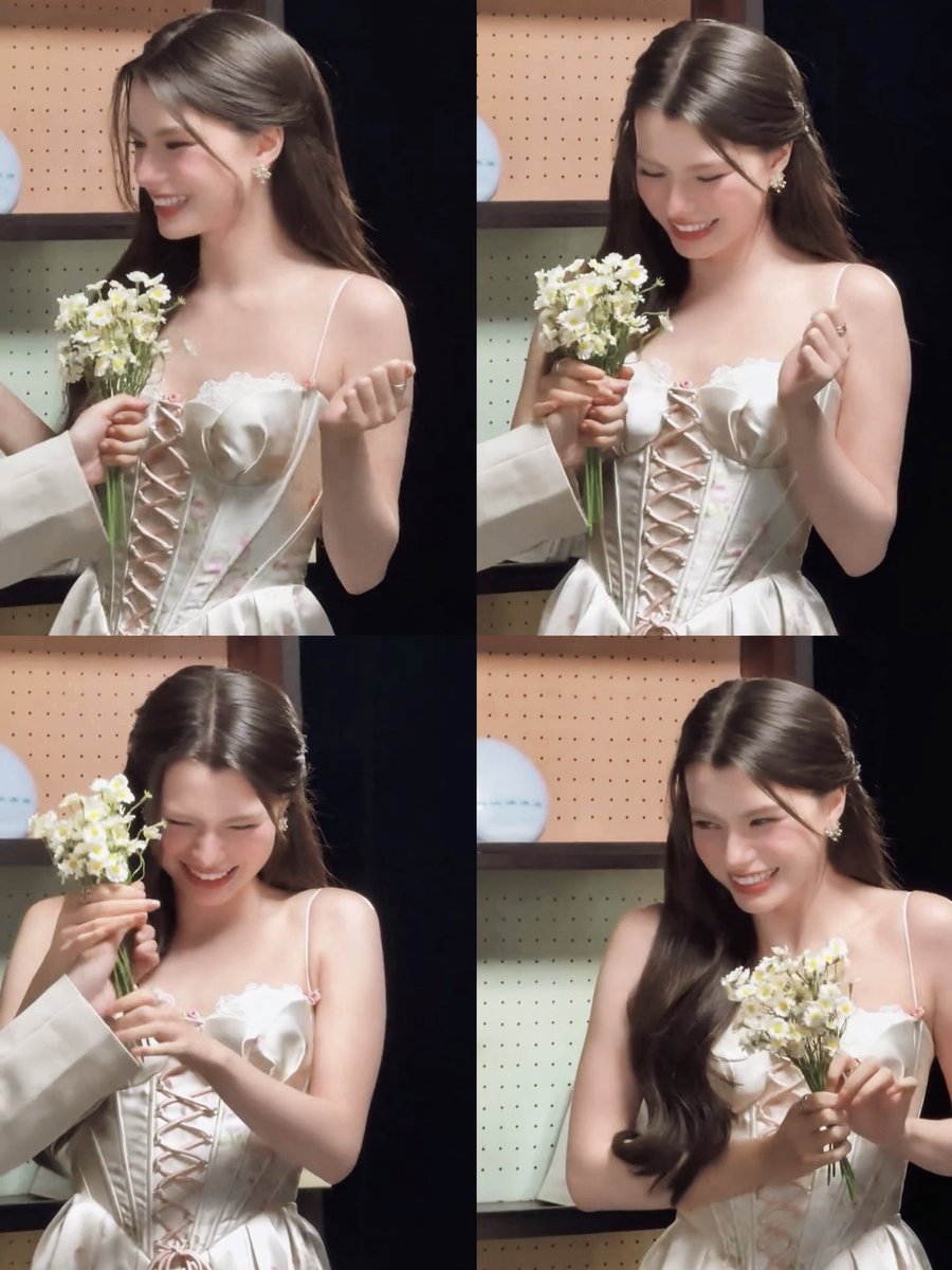 mywhitelilly_'s tweet photo. this is giving “first time receiving flowers from the love of my life” energy. 🥺🤍

#ฟรีนเบค #FreenBecky https://t.co/sqyd32cx0Z
