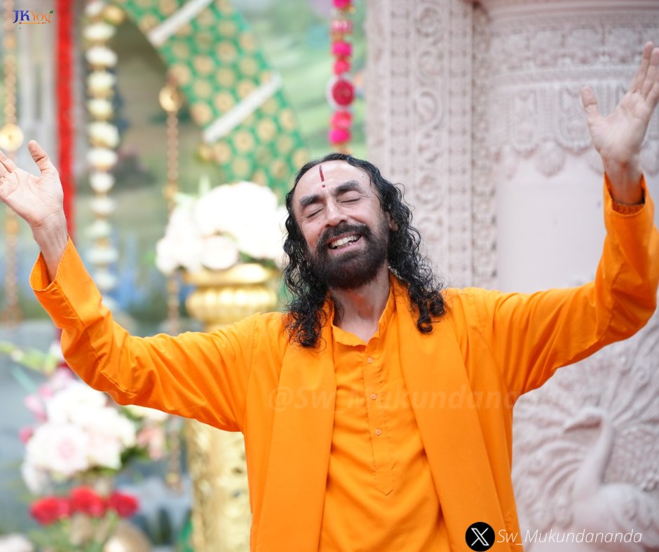 Sw_Mukundananda's tweet photo. Surrender to God is not an external act. It is a state of the consciousness, an internal condition of the mind, intellect, and ego.
External practices prepare the heart, but true devotion blossoms through inner transformation.
#SwamiMukundananda #SpiritualLiving https://t.co/1kwA5J2F4u