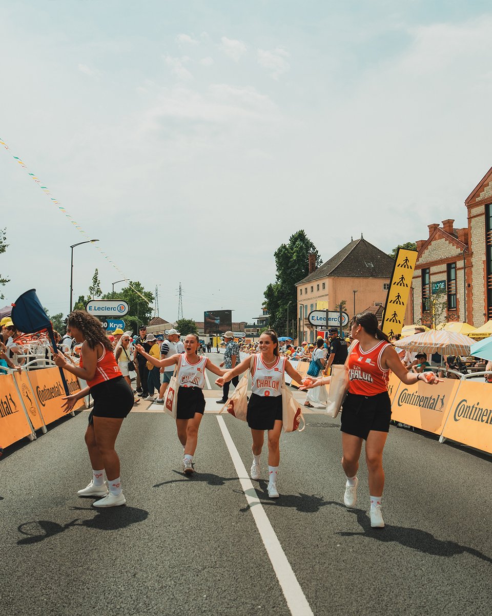 ELANCHALON's tweet photo. Le Tour de France est passé par le centre du monde et forcément, l’Elan Chalon était de la partie 🚴

Scott et la squad de Kolombia School étaient présents pour ambiancer les chalonnais :
Distribution de ballons, panier en pleine rue, des sourires partout et une ambiance complètement folle !

A votre avis qui gagnera le Tour de France ? 

#RougeEtBlanc