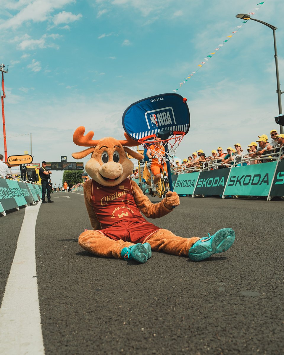 ELANCHALON's tweet photo. Le Tour de France est passé par le centre du monde et forcément, l’Elan Chalon était de la partie 🚴

Scott et la squad de Kolombia School étaient présents pour ambiancer les chalonnais :
Distribution de ballons, panier en pleine rue, des sourires partout et une ambiance complètement folle !

A votre avis qui gagnera le Tour de France ? 

#RougeEtBlanc