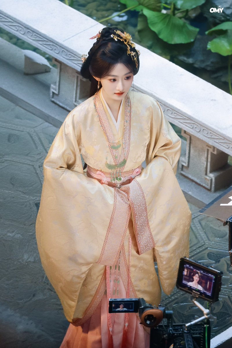 wangzaimen's tweet photo. Baru liat ini, huhuu suka banget 😻,stylenya Xie hualou tuh cakep anggun putri bangsawan gitu lohh, kurleb ada 3 style dan aku suka semuaaa 😻😻😻.
Tayang tahun ini fiks mau cepetan ketemu 😻 #yangyutong #wherethemasksends https://t.co/70kYeAG5Qc