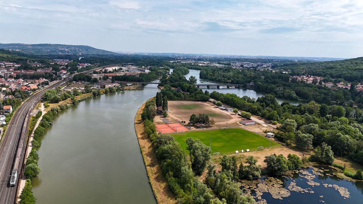 WellensRog's tweet photo. #MagnifiqueFrance #travel #villes #genieten #history #france Ars-Sur-Moselle france https://t.co/VJLISueu2z