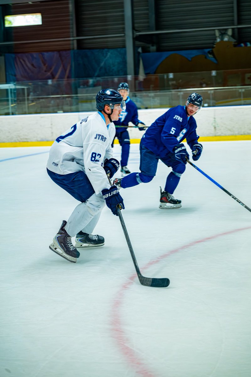 hcslovanba's tweet photo. V dnešnom "scrimmage game" na záver medzisezónnej fázy prípravy #hcslovan nebola núdza o krásne akcie. Vyhrali modrí nad bielymi, ale skutočne netušíme, koľko 😀. Záverečná fáza začne 3. augusta už s kompletnou súpiskou.
#SmeBelasi #VerniSlovanu #slovanhokej https://t.co/5465JMlWzJ