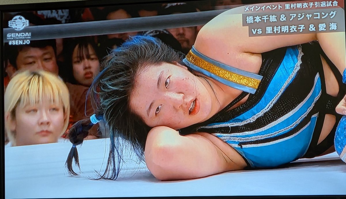 breaklife's tweet photo. WRESTLE UNIVERSEに加入してから毎日仙女の高野選手のデビュー戦を見て涙を流しているのだが、
そういえば里村選手の引退試合をちゃんと見てないやと視聴してたら客席に高野選手を見つけてしまいキモオタのおじさんになってしまった https://t.co/iJiYhXCi0c