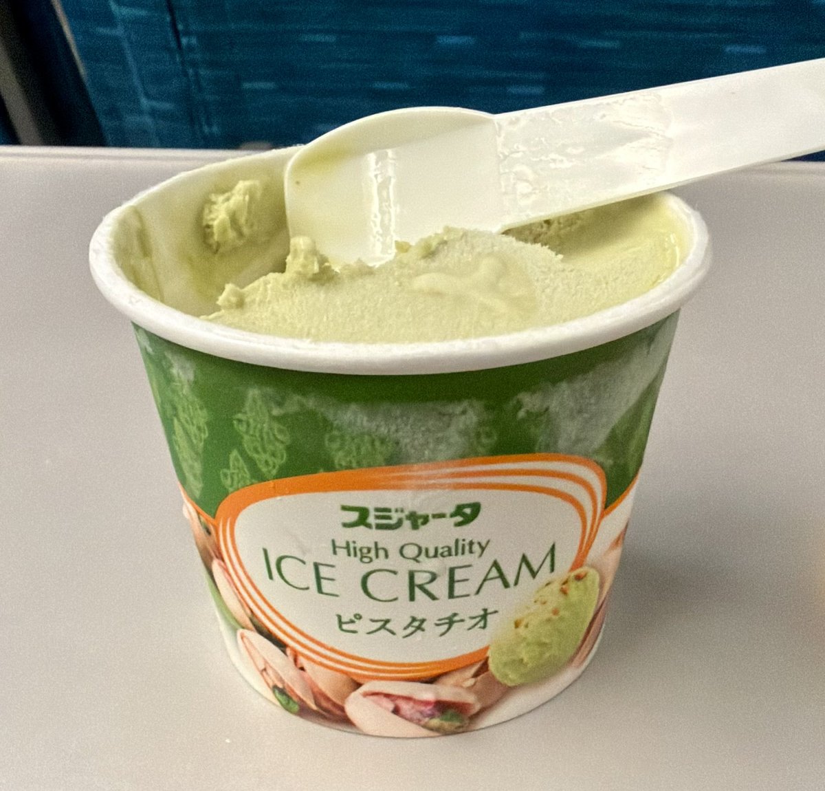 sundersansan's tweet photo. 子どもの時は高そうに見えたので買って欲しいと言えなかった新幹線アイス。当時はバニラしかなかったけど、今は種類も豊富。ホームの自販で買って乗車待ちの間に、この暑さで食べ頃に https://t.co/pvmqRN37Zp