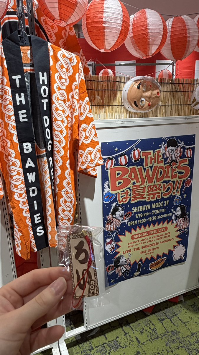 a1____2O23's tweet photo. THE BAWDIESは夏祭り‼︎
SPECIAL FREE LIVE🔥
カバーもあるのは嬉しかったな
なかなかに暑かったけど雨降らんでよかった〜〜
カプセルトイは本日お誕生日の誕おめおバカ王子ROYでした👑🎂
#THEBAWDIES https://t.co/yoJWrASbTZ