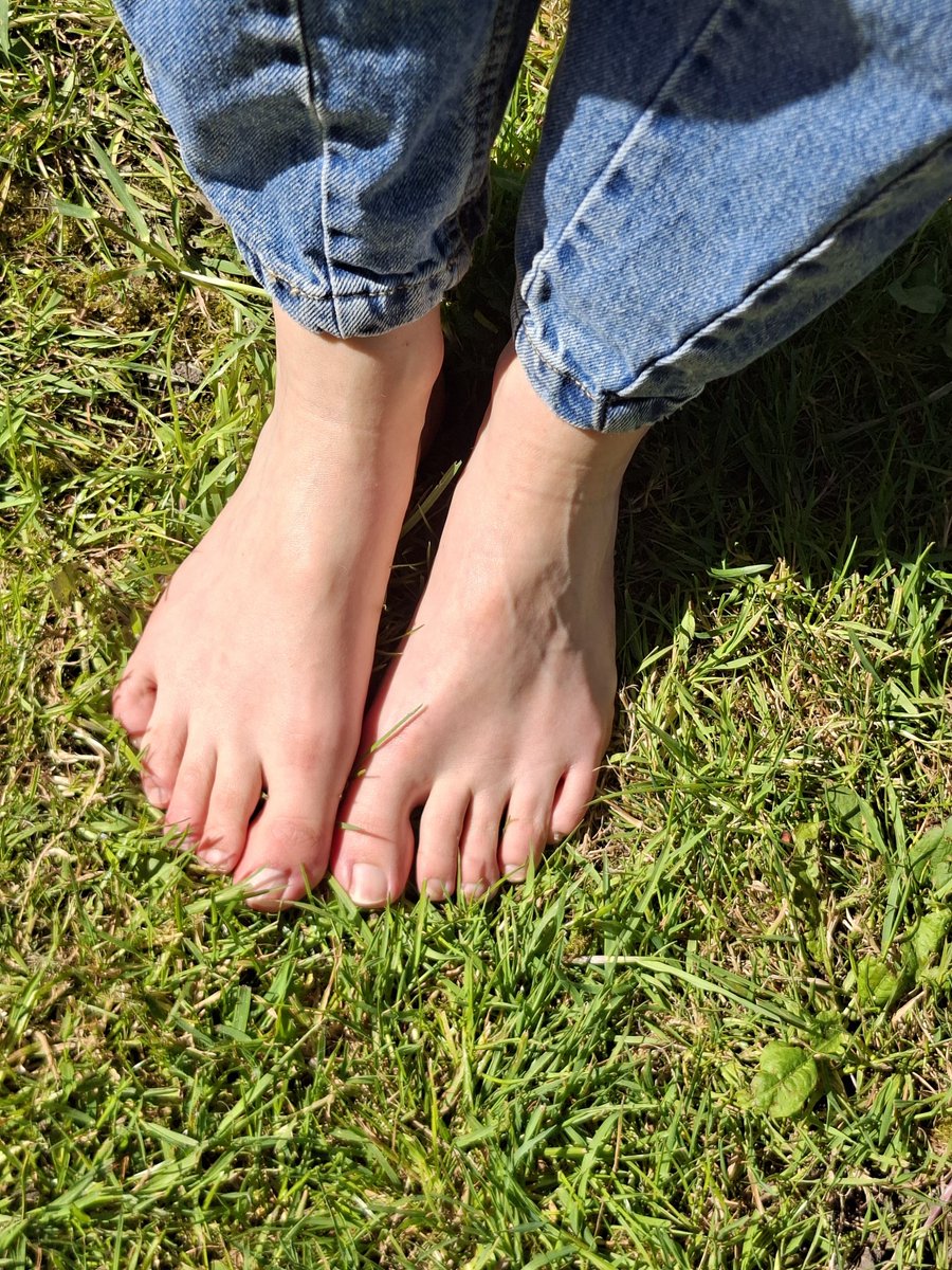 PrettyySoles's tweet photo. @2amtfoot Time to find your place at my feet! https://t.co/DEQ00oV0dC