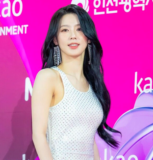 AboutMusicYT's tweet photo. Miyeon of i-dle gives a playful answer when asked if she knew TWICE's Sana during Fridge Interview:

"Yes, she's my girlfriend" https://t.co/KENw6nCo0N