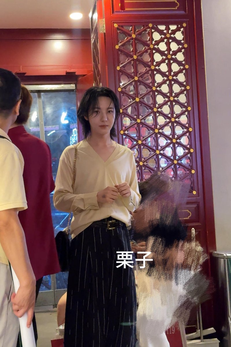 POPCORNBOBO323's tweet photo. 260711 #RENJUN #런쥔 

Wow fans met RENJUN in Beijing restaurant !!

The OP happened to run into RENJUN while having hot pot 🍲🥩 near the Beijing FM venue! 
They said renjun spent the longest time choosing sauces at the sauce bar ㅋㅋㅋㅋ https://t.co/9HM6AM67r2