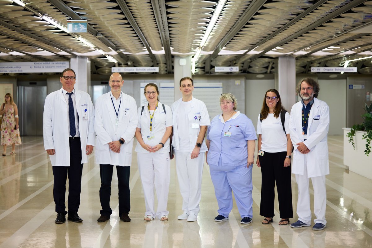 ukclj's tweet photo. Raziskovalci Pediatrične klinike UKC Ljubljana so prvi na svetu klinično dokazali nov način zdravljenja avtoimunskih bolezni. 
Raziskava predstavlja pomemben dosežek slovenske medicine in potrjuje, da lahko UKC Ljubljana kot univerzitetni klinični center pomembno prispeva k razvoju novih načinov zdravljenja na svetovni ravni. 

Hkrati dokazuje, da lahko tudi bolniki v Sloveniji zaradi vrhunskega strokovnega in raziskovalnega dela dobijo dostop do najsodobnejših terapij med prvimi na svetu.

Na Kliničnem oddelku za alergologijo, revmatologijo in klinično imunologijo Pediatrične klinike so prvi klinično dokazali, da je mogoče avtoimunsko bolezen zdraviti z odstranjevanjem sprožilca bolezni, namesto z neposrednim zaviranjem imunskega sistema.

Gre za pomemben preboj pri razumevanju in zdravljenju avtoimunskih bolezni, rezultate raziskave pa je danes objavila revija New England Journal of Medicine, ena najuglednejših medicinskih revij na svetu.

Raziskava predstavlja prvi klinični dokaz novega terapevtskega pristopa (proof of concept). Raziskovalci so z novim biološkim zdravilom – rekombinantnim encimom DNASE1L3 – uspešno zdravili bolnika s prirojenim sistemskim lupusom eritematozusom zaradi pomanjkanja encima DNASE1L3.

»To je prva klinična potrditev povsem novega koncepta zdravljenja avtoimunskih bolezni – da lahko bolezen zdravimo z odstranjevanjem njenega sprožilca namesto z neposrednim zaviranjem imunskega sistema. Če bodo prihodnje raziskave uspešne, bi ta pristop lahko odprl novo smer zdravljenja tudi pri drugih avtoimunskih boleznih,« poudarja prof. dr. Tadej Avčin, dr. med., predstojnik KO za alergologijo, revmatologijo in klinično imunologijo Pediatrične klinike UKC Ljubljana ter vodja klinične raziskave.

Prvi bolnik, ki je prejel novo terapijo, je imel prirojeni sistemski lupus eritematozus zaradi pomanjkanja encima DNASE1L3. Kljub dolgotrajnemu zdravljenju z različnimi sodobnimi imunosupresivnimi zdravili njegove bolezni ni bilo mogoče učinkovito obvladati.

Po aplikaciji novega biološkega zdravila je prišlo do hitrega izboljšanja kliničnih in laboratorijskih kazalcev bolezni. Sočasno se je povečala tudi razgradnja NET, kar je potrdilo pričakovani način delovanja zdravila.

»Že šest ur po aplikaciji zdravila smo opazili vidno klinično izboljšanje, laboratorijske analize pa so sočasno potrdile hitro razgradnjo NET. To je bil prvi neposredni dokaz, da zdravilo pri človeku deluje po predvidenem mehanizmu,« pojasnjuje prof. dr. Avčin.

Doc. dr. Marko Jug, dr. med., generalni direktor UKC Ljubljana je prof. dr. Avčinu in celotnemu timu čestital za izjemen dosežek. »Ne le da smo v stiku z vrhom svetovne medicine, ampak ta dosežek dokazuje, da ustvarjamo vrh svetovne medicine in konkretno v tem primeru prihodnost zdravljenja imunoloških bolezni. To je zasluga KO za alergologijo, revmatologijo in klinično imunologijo Pediatrične klinike, predanosti ljudi in znanja, ki ga tam imajo, ter organiziranost in praktično življenj, ki so jih ti strokovnjaki posvetili temu preboju,« je dejal doc. dr. Jug. 

Poudaril je, da tak korak ni mogoč brez stalnega vlaganja v razvoj in znanost ter brez stalnega stika in soustvarjanja znanosti na svetovni ravni. In samo vlaganje v znanost zagotavlja, da bomo tudi v prihodnje v Slovenji imeli dostop do modernih in učinkovitih zdravil.

»Danes je izjemno pomemben dan za Pediatrično kliniko in UKC Ljubljana. Pediatrična klinika in UKC Ljubljan sta ena zelo dobro povezana mreža strokovnjakov. Zelo veliko ljudi je sodelovalo ne le v zdravljenju tega pacienta, ampak pri zagotovitvi vseh potrebnih pogojev, da je bilo to zdravljenje izpeljano. Da je to zdravljenje bilo izvedeno v Ljubljani, je posledica tega, da imamo v svoji sredini vrhunskega strokovnjaka za otroški lupus, to je prof. dr. Avčina. Vpetost KO za alergologijo, revmatologijo in klinično imunologijo v evropsko referenčno mrežo na področju redkih bolezni in povezave s svetovnimi strokovnjaki, sta ključna za to, da, če se pojavi možnost pripeljati tako zdravilo za specifičnega pacienta, da se ta možnost lahko izvede in se izvede skladno z vsemi regulatornimi postopki,« je dejal doc. dr. Marko Pokorn, dr. med., strokovni direktor Pediatrične klinike UKC Ljubljana.

Izpostavil je, da objava članka v tako ugledni reviji, kaže, da gre za res nekaj novega na področju avtoimunskih bolezni in se zahvalil ekipi za izjemen doprinos.