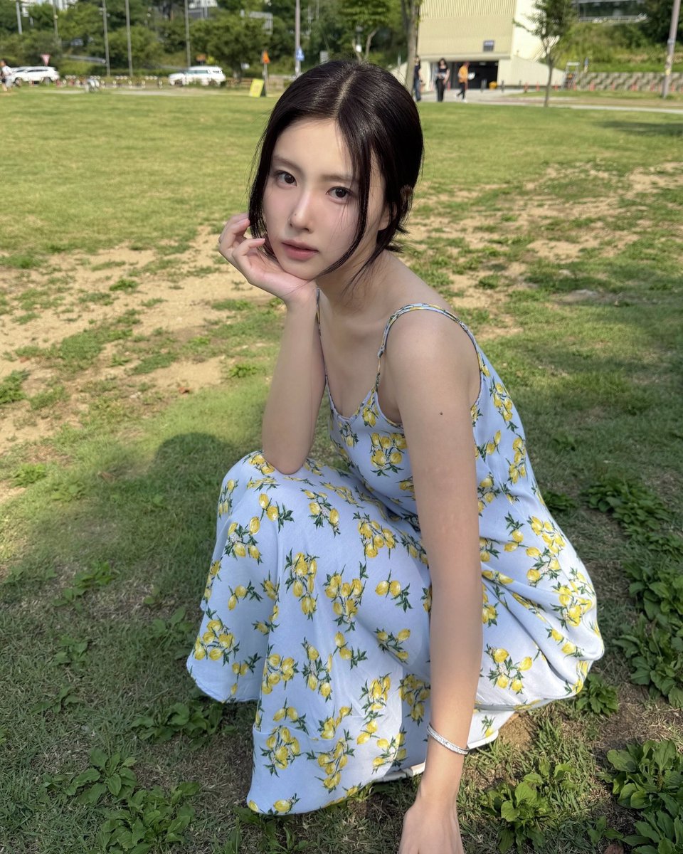 hyemsta's tweet photo. beautiful sundress, beautiful hyewon 💛 https://t.co/zEnx41DOCk