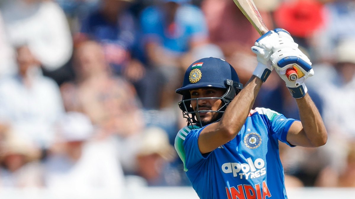 BCCI's tweet photo. 61/1 at the end of the first powerplay 🙌
Captain Shubman Gill departs after a solid 31(30) 👏

Rohit Sharma &amp; Virat Kohli at the crease now 💙

Updates ▶️ https://t.co/2Z0BQOPWjC 

#TeamIndia | #ENGvIND https://t.co/sC5TwQuKoa