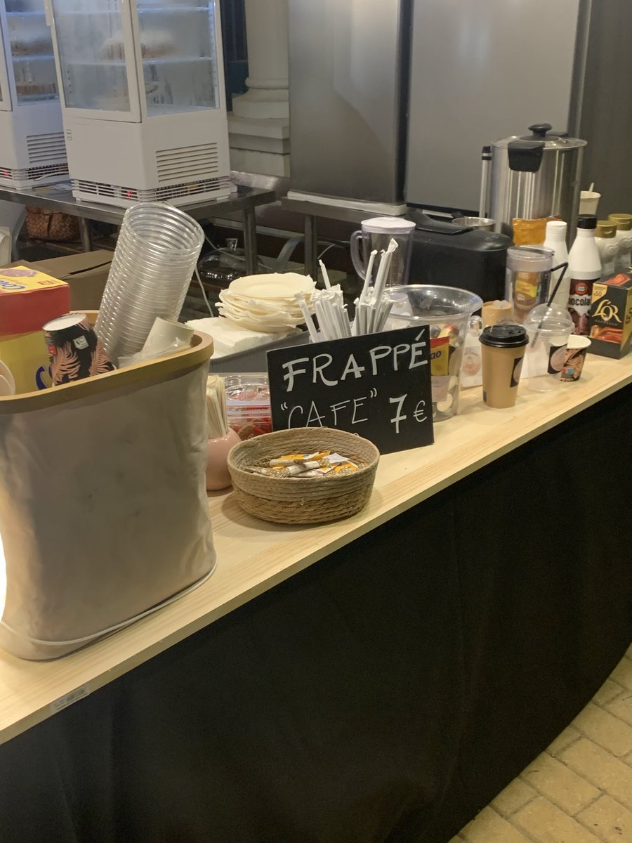 HolaPedrorafael's tweet photo. Ayer, en la Feria Marinera de Huelin (por llamarla de alguna manera…), además de quitar espacios de juego, la oferta gastronómica era pura gentrificación.

En vez de la barra con los vecinos, precios populares y comida del barrio… https://t.co/Zn4ribu5Lv