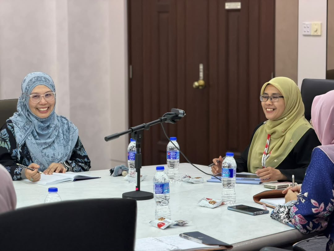 DosmKedah's tweet photo. 16 Julai 2026 - DOSM Kedah menerima kunjungan hormat daripada YBrs. Prof. Madya Dr. Husniza Husni, Timb. Pengarah (Penerbitan), Pusat Pengurusan Penyelidikan (RMC), UUM. Turut hadir bersama beliau, YBrs. Dr. Mohamad Sabri Sinal@Zainal, Timb. Pengarah (Tugas-Tugas Khas), RMC, UUM. https://t.co/i5K2Kw08RS
