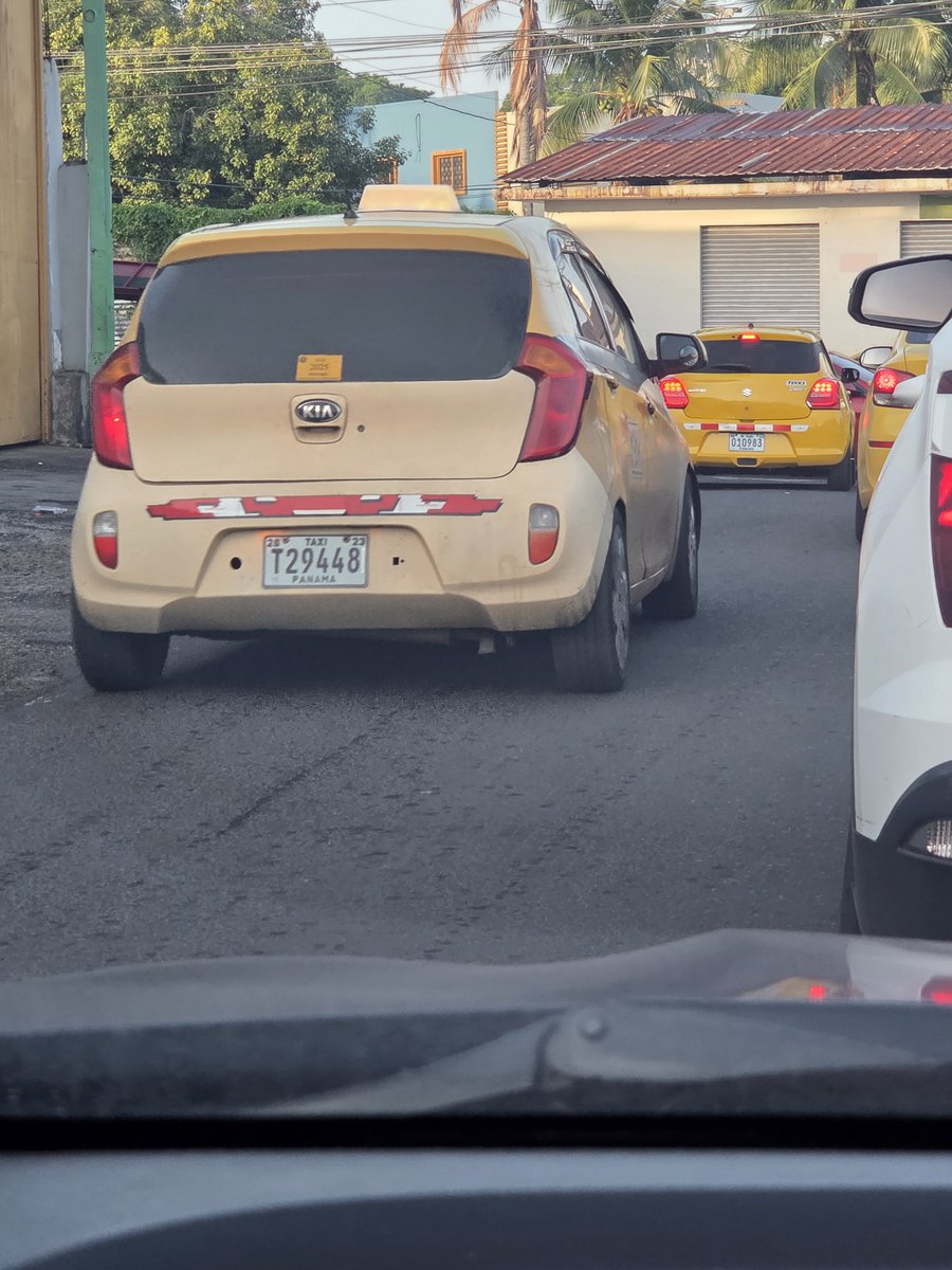 args_06's tweet photo. Autos en contra vía Villa Lobos Predegal, manejo desordenado @ATTTPanama
@traficocpanama https://t.co/9ptJm9URFF