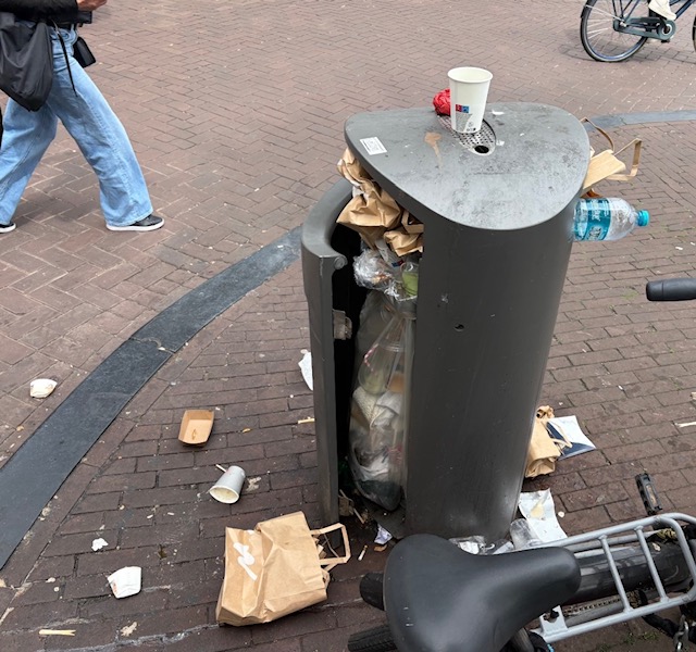 DalesGeert63675's tweet photo. Ergens is het ook wel fascinerend dat zo'n raaskallend leeghoofd wethouder kan worden in gekkenhuis Amsterdam. Lian Heinhuis van PRO. Dezelfde die degenen die lege flesjes en blikjes in afvalbakken gooien verantwoordelijk houdt voor het vuilnisbakkenvandalisme en de rotzooi op straat.  🤡