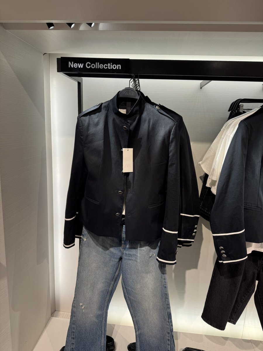 sakeiskeia's tweet photo. i think one of my fav jacket😭 nunggu disc kali ya😭 tapi takut out of stock hiks:( is it worth 2.2mill  :( https://t.co/4CZKo8bV9g