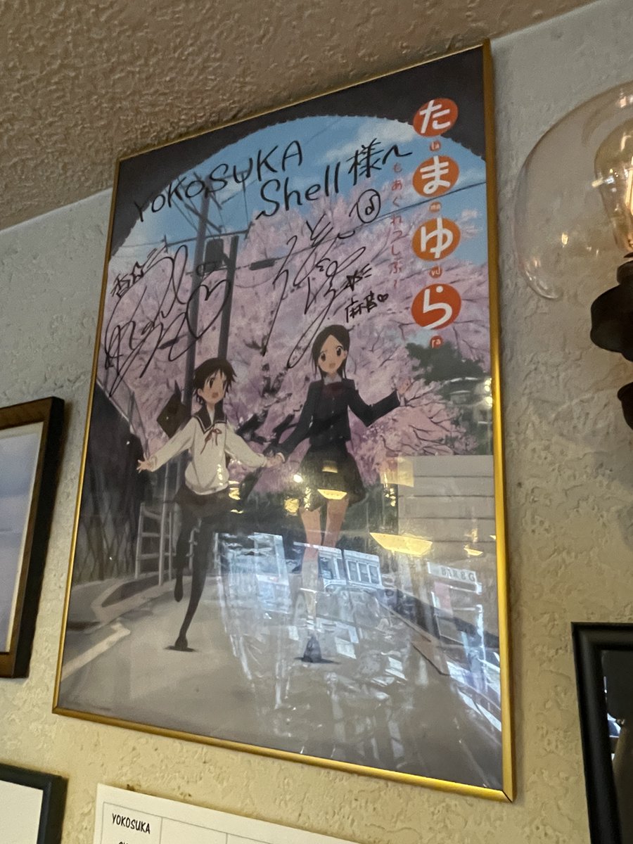 mitarashi165's tweet photo. 「YOKOSUKA Shell」さんには、今でも、アニメ『たまゆら』サイン入りポスターが展示されております。カウンター下には、過去にグルメスタンプラリーが開催されていた時のゲストブックも! #tamayura https://t.co/C6jbaq0ov5