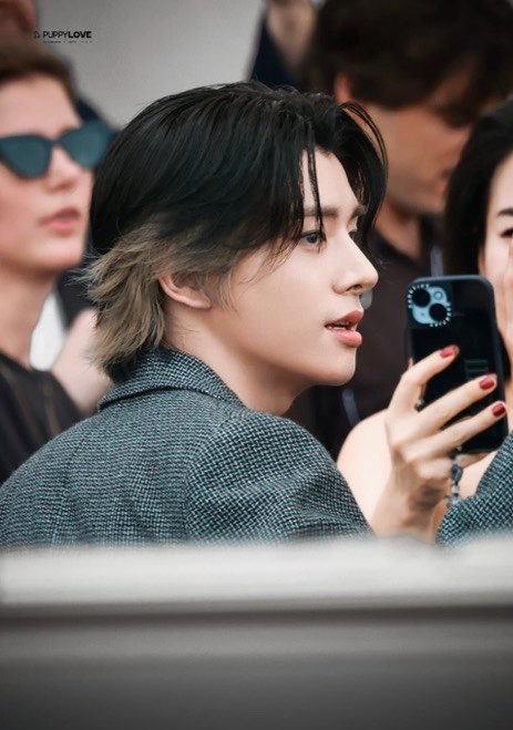 taeguide's tweet photo. [INFO] Taehyung commented on Enhypen’s Instagram post

“Your hair is cool, it looks like my profile picture.”

*Enhypen Jake has a similar hairstyle to Taehyung’s Oreo hair! https://t.co/ycI279PLTh