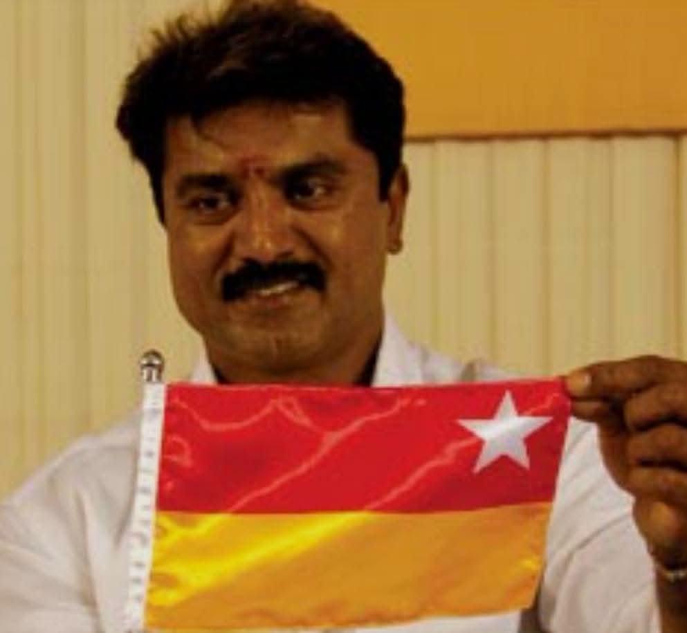 Amutha74247715's tweet photo. டெல்லி : தம்பி சரத்குமார் விஜய் கட்சி ஆரம்பிச்சு கொடி ரிலீஸ் பண்ண போறாரு அந்த கொடி கலரு உங்களுடையது போல இருக்கு மக்களுக்கு குழப்பம் ஆகும் நீங்க என்ன பண்றீங்க கட்சியை உடனடியா நீக்கிட்டு எங்களோட வந்து சேர்ந்திடுங்க. உங்களுக்கு என்ன தேவையோ நாங்க பார்த்து செய்கிறோம்.

~ ஒரே நாள் இரவில் கட்சியை கலைத்து பிஜேபியுடன் இணைகிறார் சரத்குமார்.

டெல்லி : வேற ஏதாச்சும் பிரச்சனை இருக்கா,

🐿️: கட்சி கொடியை அறிவிச்சிட்டோம் ஆனால் இங்கு ஒரு செய்தி சேனல் நம்ம கலர் கொடியிலேயே லோகோ வச்சிருக்காங்க அது கொஞ்சம் மக்களுக்கு குழப்பத்தை ஏற்படுத்தும்

டெல்லி :அந்த டிவிக்காரன்  லோகோ மாத்த சொல்லிடுவோம் கவலைப்படாதீங்க 

~ TVK கட்சி கொடி அறிமுகமாகி ஒரே மாதத்தில் தந்தி டிவி லோகோ மாற்றப்படுகிறது.

 ~ சீமான்,டிடிவி தினகரன் எல்லோரும் தங்களுக்கு தேவையான சின்னத்தை கேட்டு வாங்குவதற்கு படாதபாடு பட வேண்டி இருக்கிறது ஆனால் அண்ணன் விஜய் எளிதில் விசில் சின்னத்தை வாங்கிவிட்டார் இதில் ஆச்சரியம் என்னவென்றால் விசில் சின்னம்தான் என்பதை முன்பே முடிவு செய்துவிட்டுதான் தன்னுடைய படத்தில் விசில் போடு பாடல் வைத்தார் அதற்கு முந்தைய படத்தில் படத்திற்கு விசில் ( பிகில் )என்றே பெயர் வைத்தார், ஆனால் எந்தவித பிரச்சினையும் இல்லாமல் எளிதில் அவருக்கு விசில் சின்னம் கிடைத்துவிட்டது அது சாதாரணமாத்தான் கிடைச்சுச்சு நாம அதை நம்பணும் சரியா 🙄

~ தன்னுடைய கடைசி படத்தில் வெங்கட் பிரபு விஜய் கார் நம்பரில் சிஎம் என்று போட்டு வைத்தார் ஆம் அவர் எதார்த்தமாகத்தான் வைத்தார் சரியா நாம் அதை நம்பணும் 🙄

~ விஜயின் கட்சி ஆரம்பித்த இணையதள பக்கத்தில் ஒன்றரை கோடி கட்சி தொண்டர்கள் இணைந்தார்கள் அதற்குப் பிறகு தான் எம்பி எலக்சன் நடந்தது ஆனால் அதில் திமுக 40க்கு 40 தொகுதி அப்படியே வென்றது , விஜய் கட்சி ஆரம்பித்த பிறகும் அந்த ஒன்றை கோடி மக்கள் திமுகவுக்குதான் ஓட்டு போட்டார்களா? இல்லை TVK அப்போது எம்பி எலக்சன்ல நிக்கவில்லை எனவே அவர்கள் யாருக்குமே ஓட்டு போடவில்லையா அப்படி என்றால் அந்த ஒன்றை கோடி ஓட்டு எங்கே போனது? 

~ விஜய் கட்சி ஆரம்பித்த உடன் விசிக்காவில் இருந்து விலகி விஜய் உடன் இணைகிறார் ஆதவ் அர்ஜுனா விஜய் வெற்றி பெற்ற பிறகு திருமாவளவன் விஜயுடன் கூட்டணி வைக்கிறார், திருமாவளவன் பல கட்சிகளில் கூட்டணியில் இருந்திருக்கிறார் ஆனால் அமித்ஷாவிடம் இருந்து ஒரு முறை கூட பிறந்தநாள் வாழ்த்து வந்தது இல்லை ஆனால் விஜய் கட்சியில் இணைந்த பிறகு இந்த கடைசி பிறந்த நாளில் திருமாவிற்கு போன் மூலம் வாழ்த்து சொன்னார் அமித்ஷா, அதை திருமாளவனே வெளியே சொன்னார்.

( நம்புங்க விஜய்க்கும் பிஜேபிக்கும் எந்த சம்பந்தமும் இல்லை நம்பனும் நீங்க சரியா 😂)

#BJP #TVKVijay‌