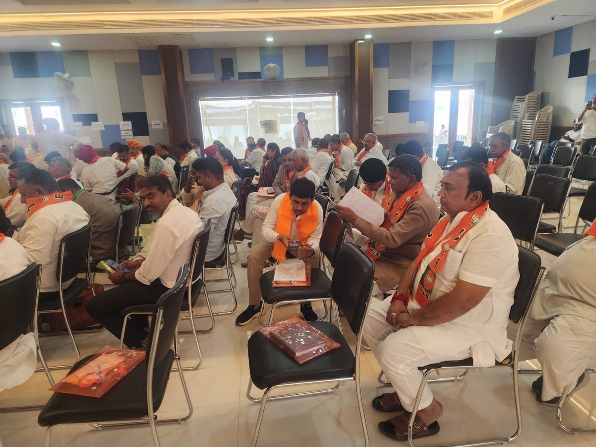 GanpatBanthia's tweet photo. 📍जोधपुर

आज भारतीय जनता पार्टी जोधपुर संभाग की संगठनात्मक बैठक का शुभारंभ लघु उद्योग भारती भवन में दीप प्रज्ज्वलन एवं वंदे मातरम् के साथ हुआ।

इस महत्वपूर्ण बैठक में माननीय सांसदगण, विधायकगण, पदाधिकारी एवं कार्यकर्ताओं के साथ सहभागी बना। https://t.co/ScDXl1TIP4