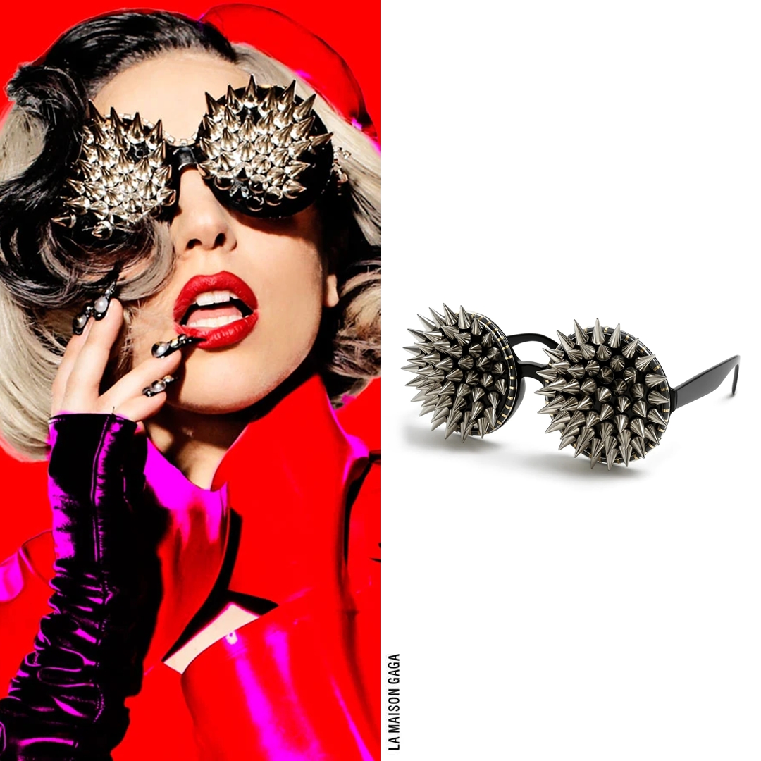 lamaisongaga_'s tweet photo. She accessorized with spiked Mickey-inspired flip-up shades from @DOGHjk. Justin also teased that she's wearing the dildo platform boots from #VoidofCourse's Fall/Winter 2011 "Impossibility of Love" collection. https://t.co/6TfJjzXGYx