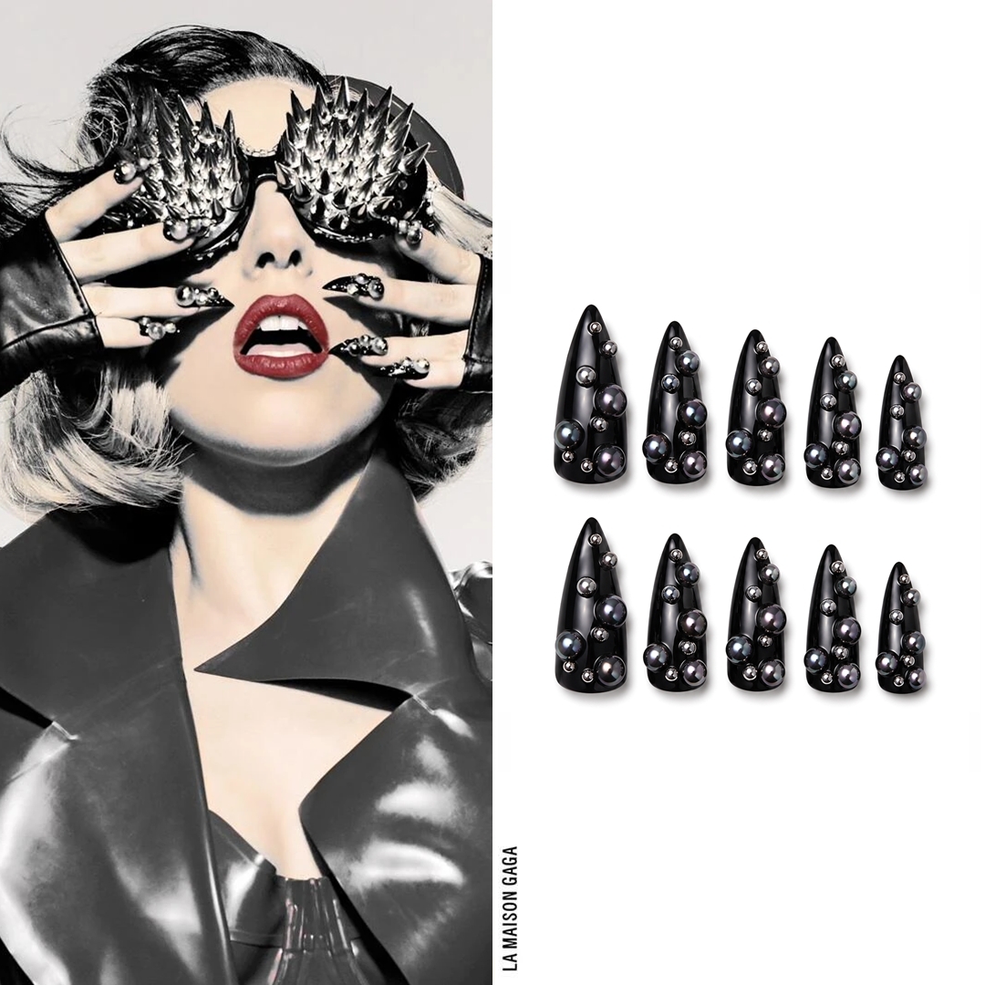 lamaisongaga_'s tweet photo. She accessorized with spiked Mickey-inspired flip-up shades from @DOGHjk. Justin also teased that she's wearing the dildo platform boots from #VoidofCourse's Fall/Winter 2011 "Impossibility of Love" collection. https://t.co/6TfJjzXGYx