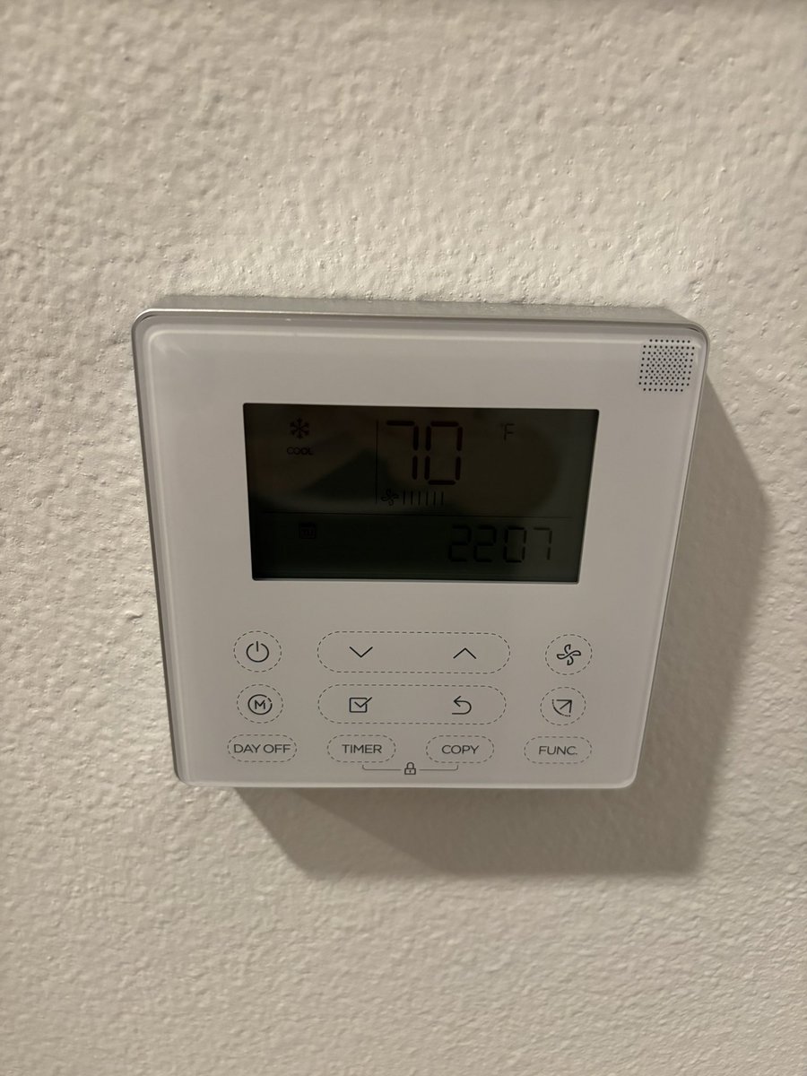CPA_LATK's tweet photo. ついに蒸し暑くなってきて昨日クーラー70に設定にして寝たら寒くて喉やられた😭何度が良いんだろう。機械苦手だから時間の変え方すらわからない。。 https://t.co/uZt7fKEART