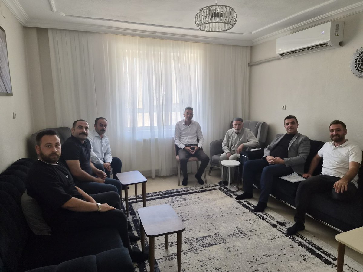 avmehmetakgun's tweet photo. Gönüllere dokunmaya, hanelere misafir olmaya devam ediyoruz. 

Hane ziyaretlerimiz kapsamında üyemiz Abdullah Güzel’i evinde ziyaret ettik. Kendisine, davamıza sunduğu katkılardan dolayı Cumhurbaşkanımız Sayın Recep Tayyip Erdoğan’ın kalbi teşekkürlerini ve Teşekkür Belgesi’ni ilettik.

Bizleri güler yüzle karşılayan Abdullah Bey’e ve ailesine misafirperverlikleri için şükranlarımızı sunuyoruz. 
Durmak yok, yola devam! 🇹🇷

@RTErdogan @Akparti   @abuyukgumus  @hakanaksu058 @farukaytek @bybekirbozdag @milhamigunbegi 
@malicevheri @AEminOnenOfis @ibrahimeyyupogl  @CYAZMAC @ProfDrDusak @HikmetBasak_63    @AieNacar @Malikurt14 @SbrKnk  @ahmtsamdanci @av_ipkdrmzoglu7 @dartar_ibrahim