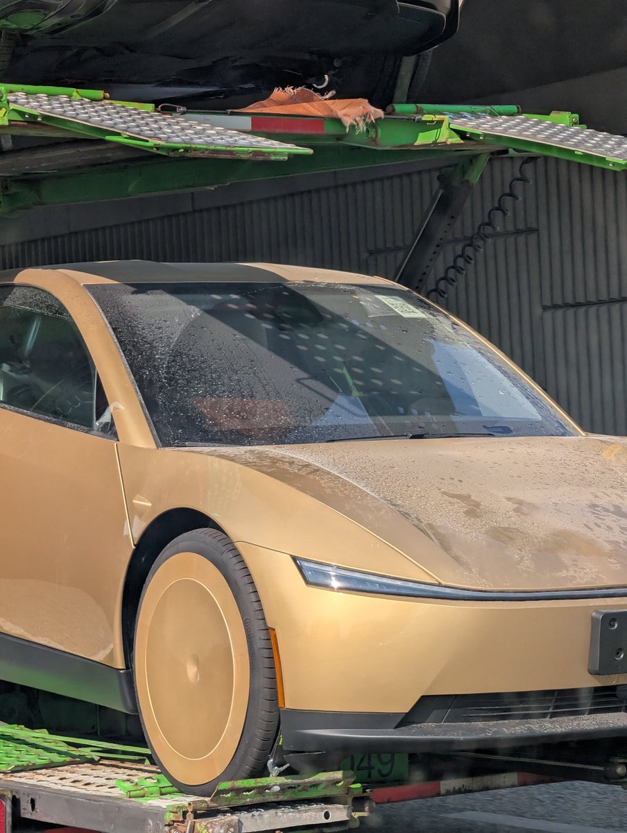 BermMartian's tweet photo. I saw a cyber cab in Michigan today. https://t.co/UxGDMr3hTK