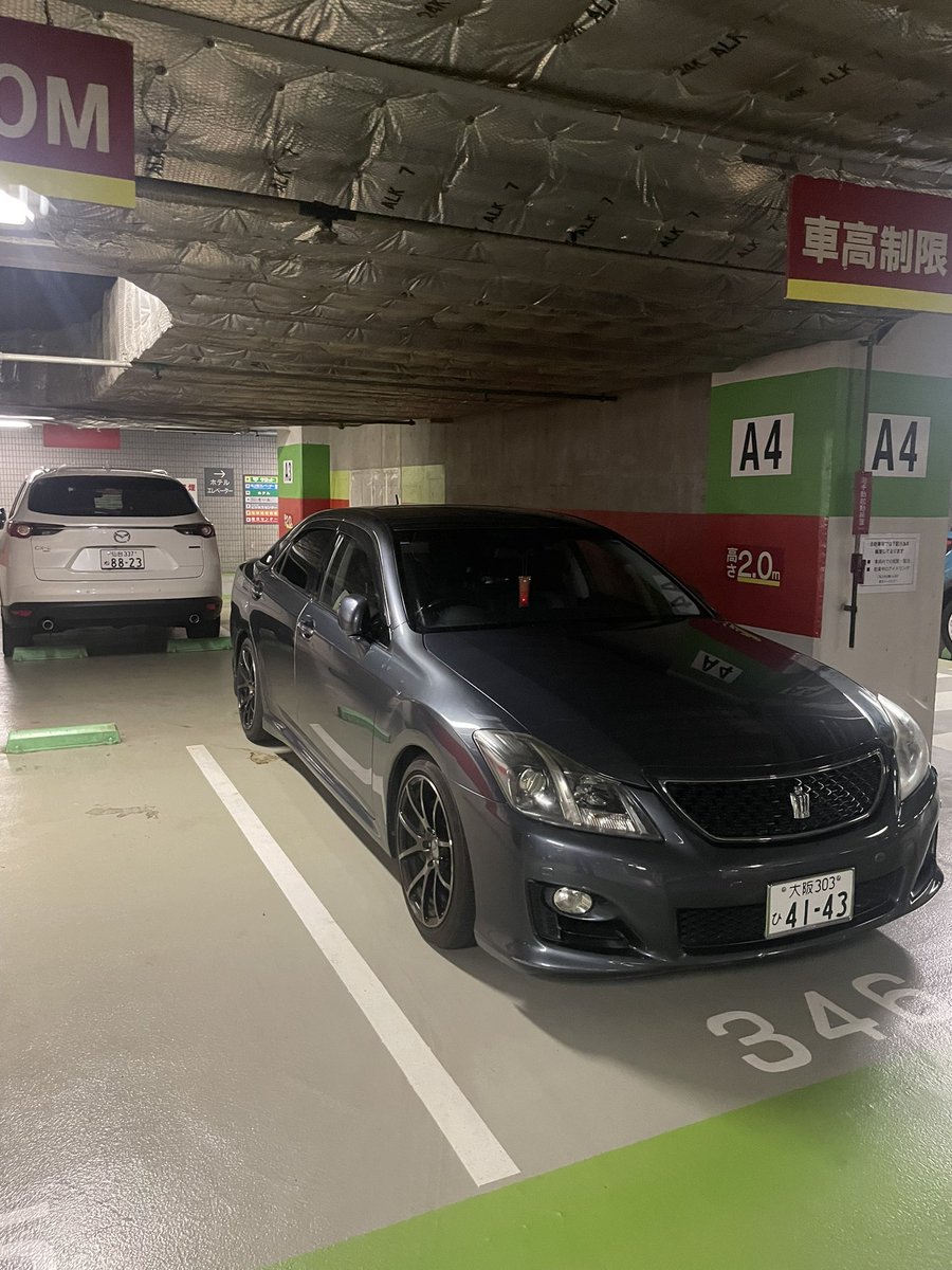 barlacker's tweet photo. 本体価格50万円台、延長保証込み総額79万円の200系クラウンアスリートに4年近く乗った身としては激しく同意

型落ちでイキるなと言われればそれはそうだけど、元はやっぱ新車当時で500万円前後らする高級車、金かけて作られてるのよ https://t.co/EhiVezMc8H