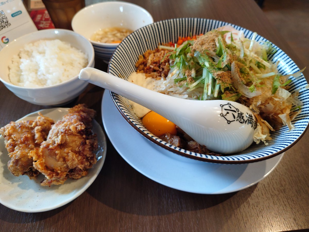Yoshi_Sennin's tweet photo. ノーマル冷やしが良かったので再び行きました。今回は冷やし豚野菜みそ味　　麺少なめでオーダーしたけど結構な量。たまねぎ卵　と唐揚げセットもいただきました。みそもいい感じ　土岐市　#アヒル家 https://t.co/puvVMTAc8P