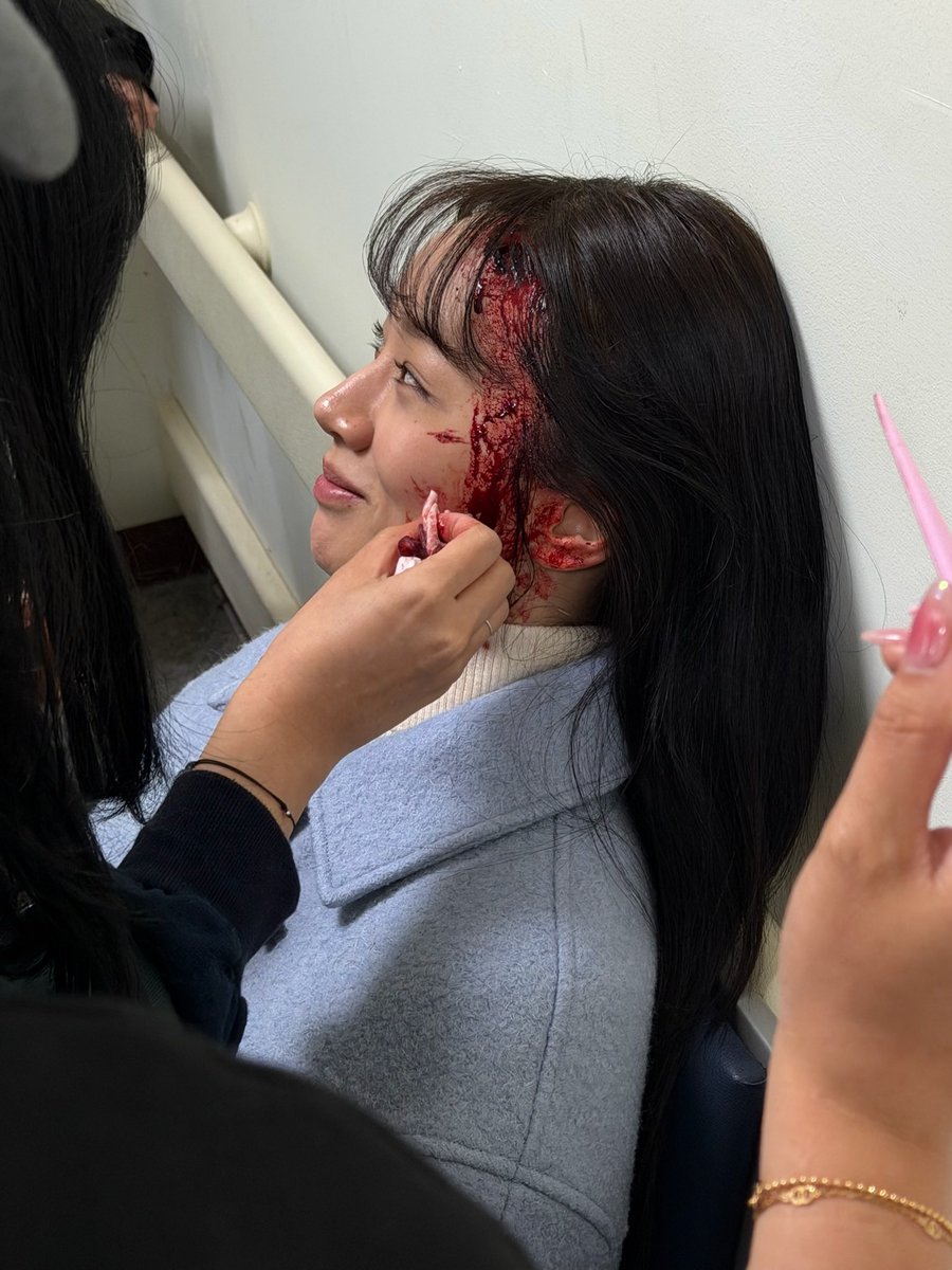 hyeriherihey's tweet photo. 피 분장 처음 해보는 사람… (분장하니까 왠지 아파지는 기분.. 어이없어..) https://t.co/drDQZtEKBJ