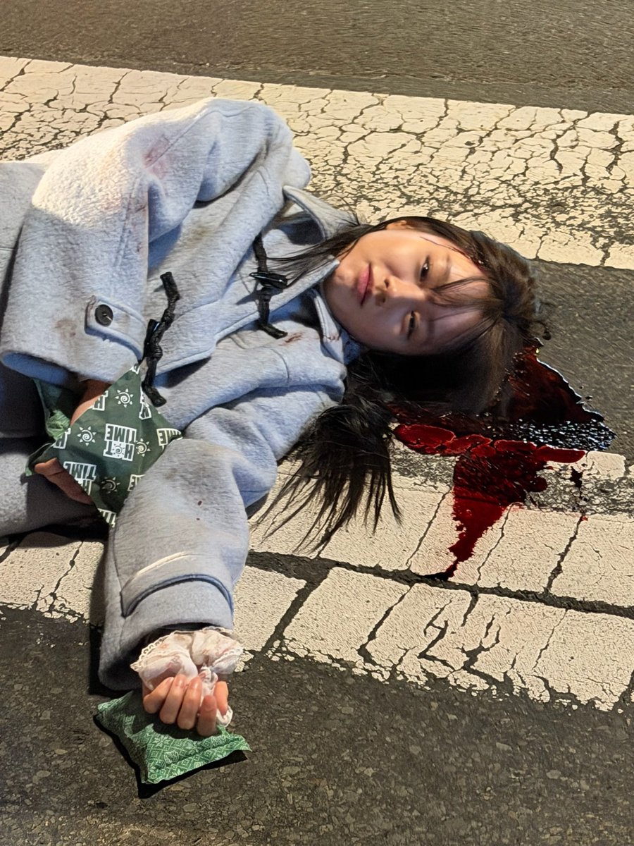 hyeriherihey's tweet photo. 피 분장 처음 해보는 사람… (분장하니까 왠지 아파지는 기분.. 어이없어..) https://t.co/drDQZtEKBJ