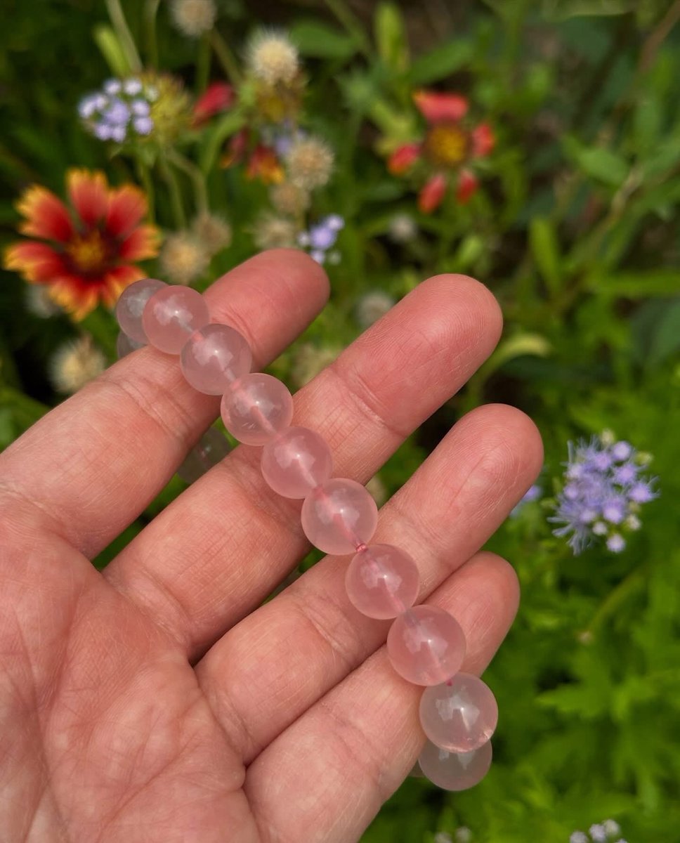 Tippy_MaLik's tweet photo. Mozambique Rose Quartz 🌸

เติมความละมุนให้ทุกวัน ด้วย Mozambique Rose Quartz หินควอตซ์สีชมพูที่ขึ้นชื่อเรื่องโทนสีหวานละมุนและความใสเป็นพิเศษ 💗

💌 สนใจเส้นไหน หรือกำลังมองหาหินแบบไหน ทักมาคุยกันได้นะคะ

#โรสควอตซ์ #rosequartz #lovestone #healingcrystals #crystalbracelet https://t.co/wmsHEscWzp