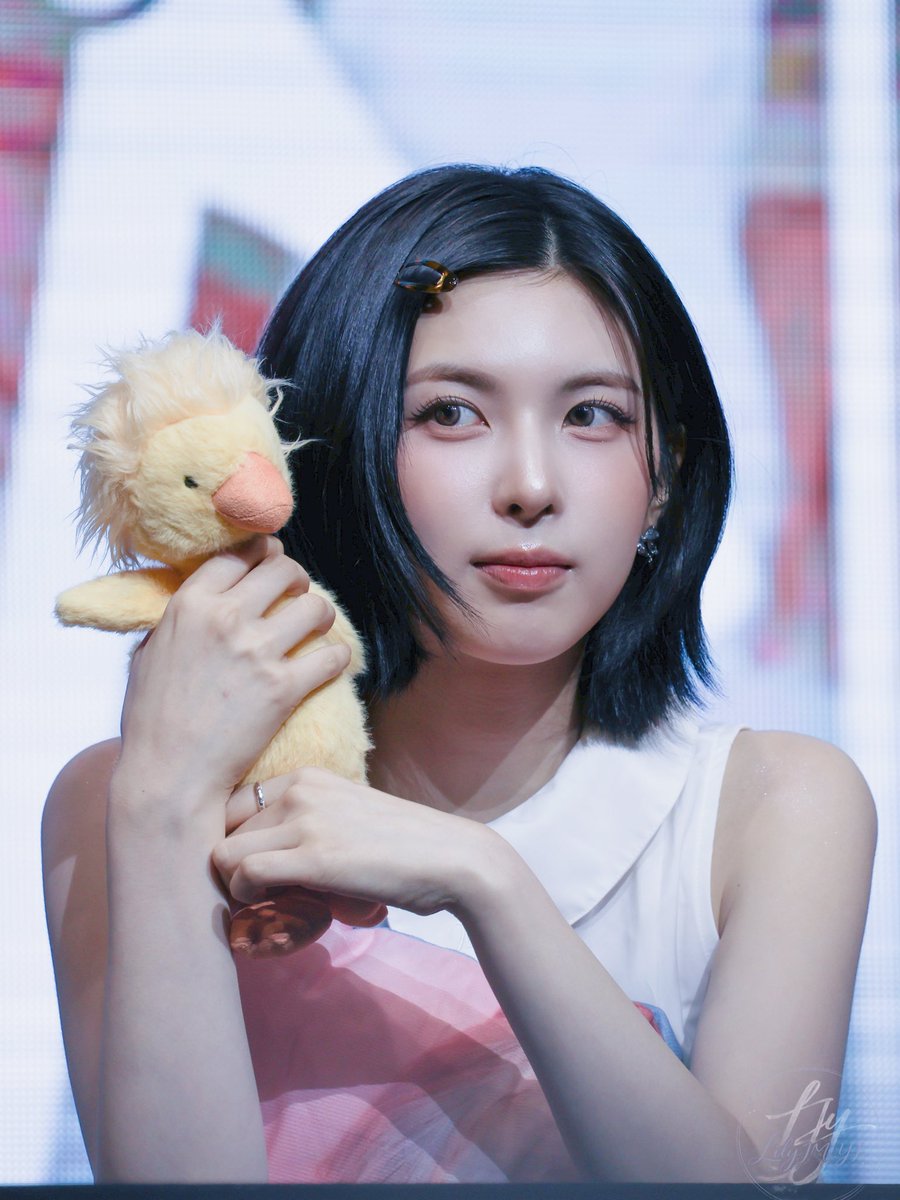 hyewonhyem's tweet photo. 20260710 KM sign event

🐣 😉🥺

#배이 #BAE #엔믹스 #NMIXX https://t.co/hOfE8oqQjL