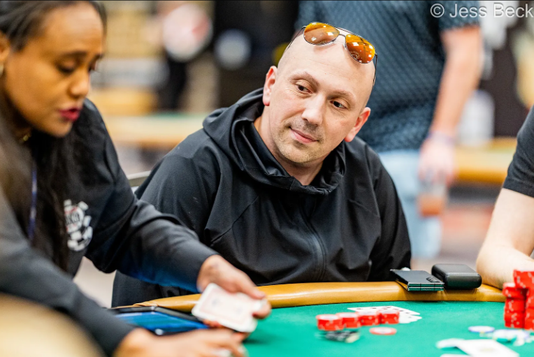PokerRed_LAT's tweet photo. #WSOP2026 🇺🇸

@nickyunis 🇨🇱 quedó 7° en el Evento #100 Super Turbo NLH $1K y logró su noveno cobro en el festival. 

Noticia 👇
https://t.co/Xegc3cHuWM https://t.co/lzjmR8UqjF