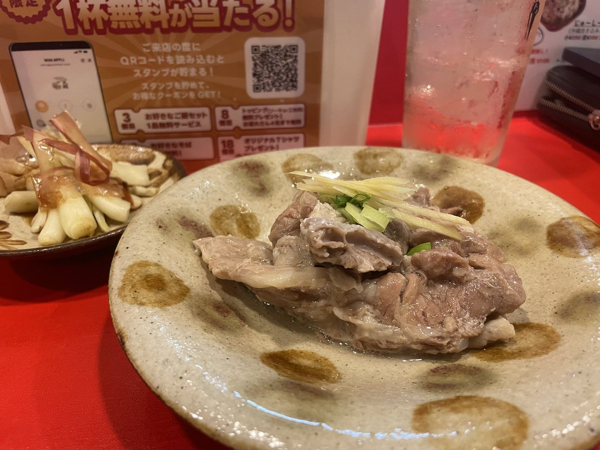 crowley_y's tweet photo. 沖縄そばのお店に来た。島ラッキョとソーキ盛り（ハーフ）。沖縄と北海道も行ったことないけどね。 https://t.co/N47EfCcfAL