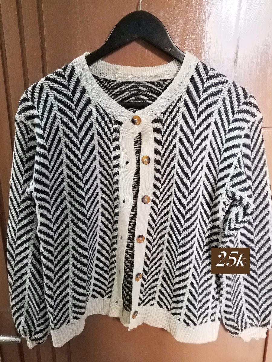 keisaakk's tweet photo. mau preloved bajuu 
co only lewat oyen🧡 
ada - cardigan
      - croptop
      - kemeja hitam
      - kebaya encim hitam
dm aja yaa
#wts #baju #preloved #sale #zonauangㅤ https://t.co/MROL4Y7Yra