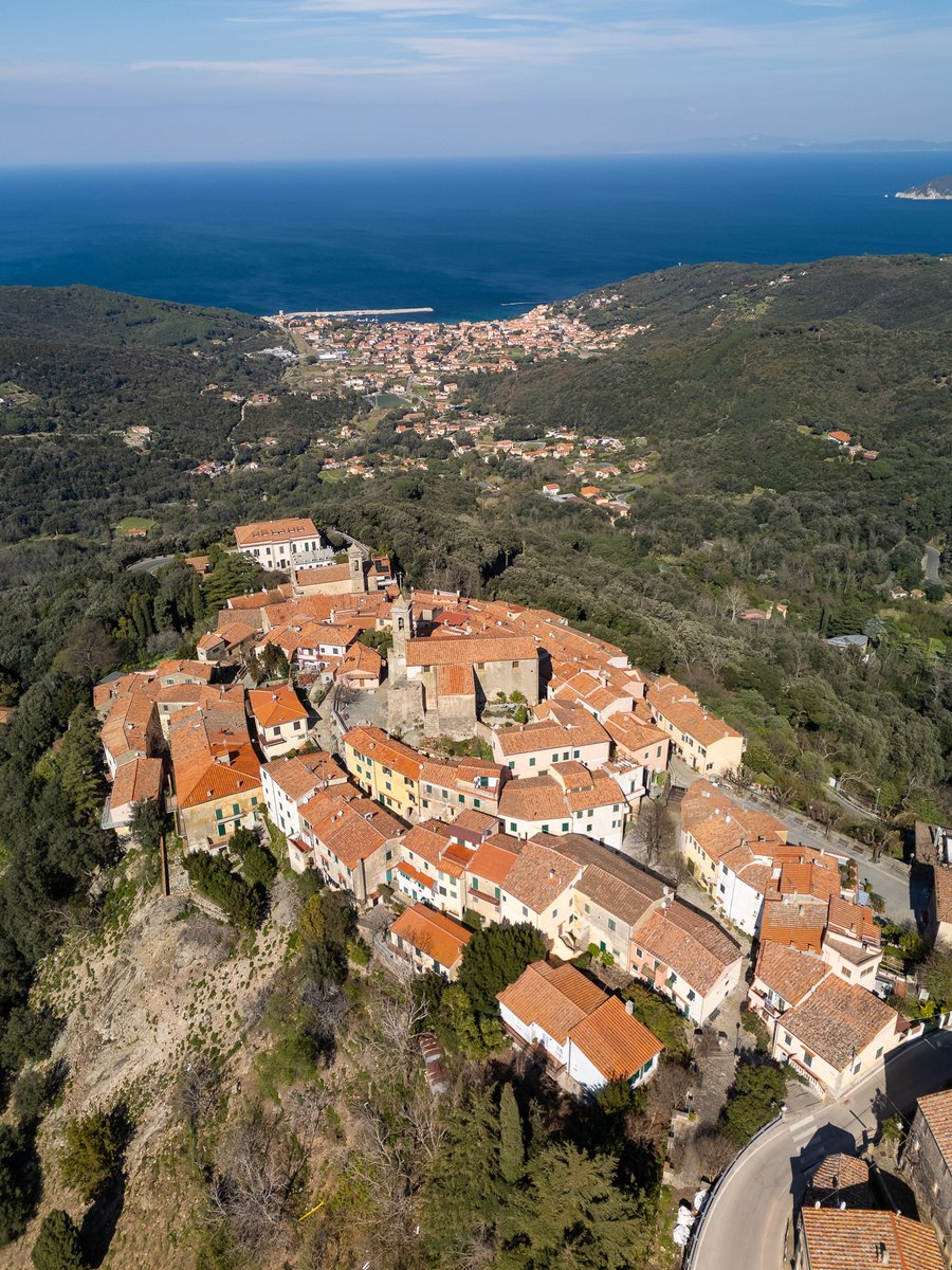 VisitElbaIT's tweet photo. Un nido di pietra e tetti rossi sospeso sul tempo. 🏘️🌲✨
Poggio, un luogo magico che conserva intatta l'atmosfera silenziosa e autentica dell'Elba collinare. 🌅🌊
📸 Photo by Daniele Fiaschi
#visitelba #poggio #isoladelba #borghitalia https://t.co/tVBjt23suI